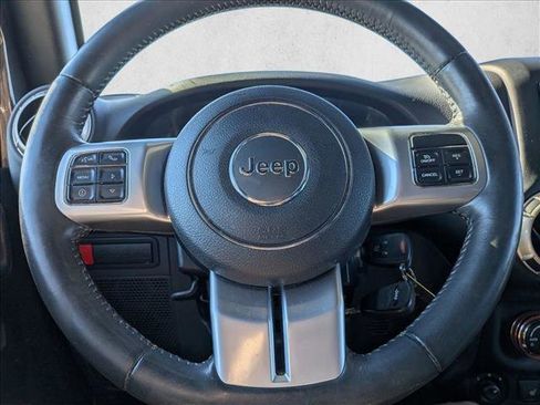 Used 2016 Jeep Wrangler Unlimited Rubicon image 16