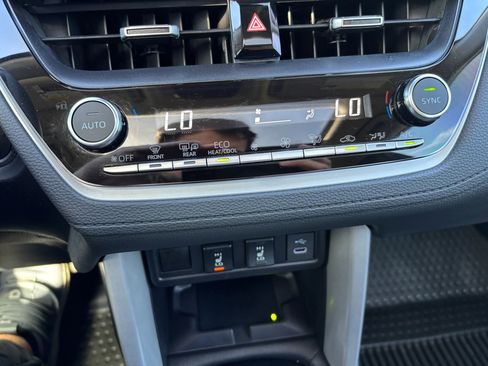 Used 2025 Toyota Corolla Cross XLE w/ Convenience Package image 17