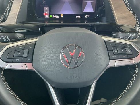 Used 2025 Volkswagen Atlas SE image 29