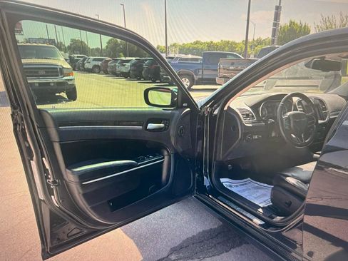 Used 2019 Chrysler 300 Limited RWD image 16
