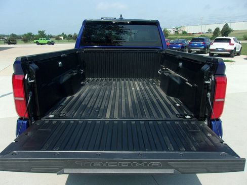 Used 2025 Toyota Tacoma SR5 AWD/4WD image 9