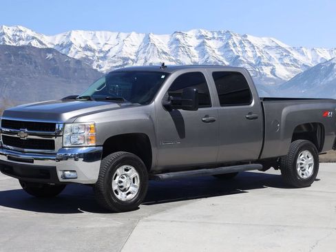 Used 2007 Chevrolet Silverado 2500 LTZ w/ Safety Package AWD/4WD image 2