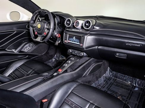 Used 2015 Ferrari California T image 18