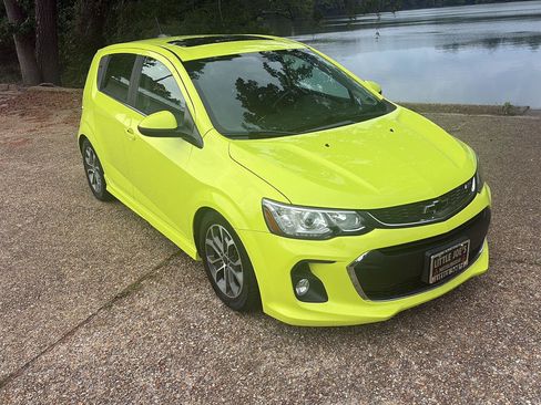 Used 2019 Chevrolet Sonic LT w/ Convenience Package FWD image 2