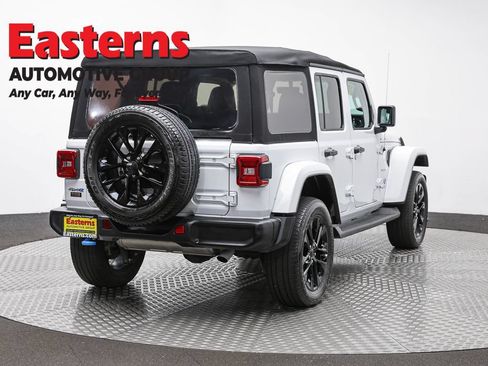 Used 2022 Jeep Wrangler Unlimited Sahara w/ Cold Weather Group AWD/4WD image 5