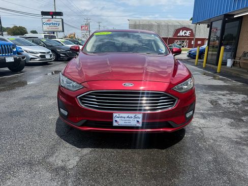 Used 2019 Ford Fusion SE w/ Equipment Group 151A FWD image 2