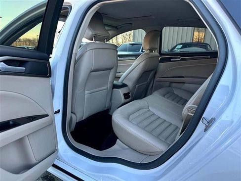 Used 2017 Ford Fusion SE w/ Fusion SE Technology Package image 24