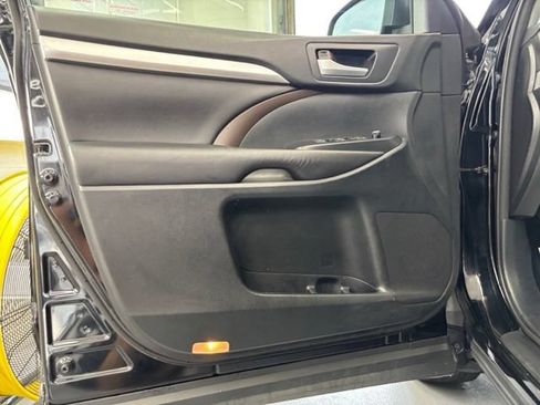 Used 2018 Toyota Highlander XLE AWD/4WD image 10
