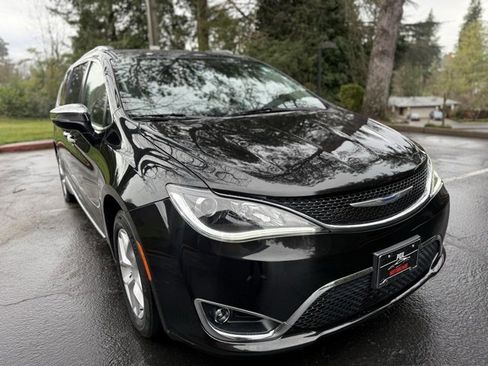 Used 2020 Chrysler Pacifica Limited image 3
