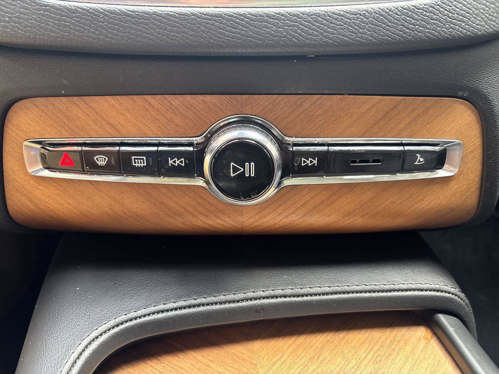 Used 2024 Volvo XC90 B5 Plus AWD/4WD image 21