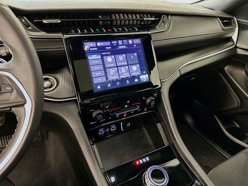 Used 2024 Jeep Grand Cherokee Altitude image 25