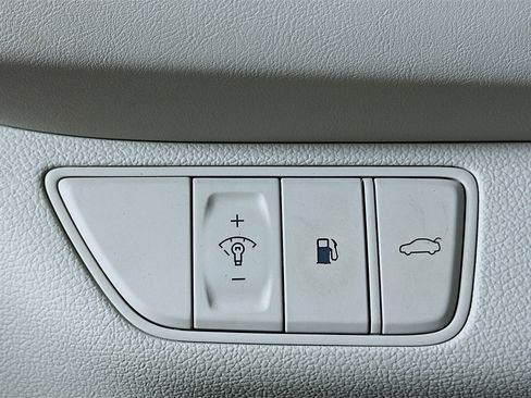 Used 2025 Genesis G70 2.5T image 17