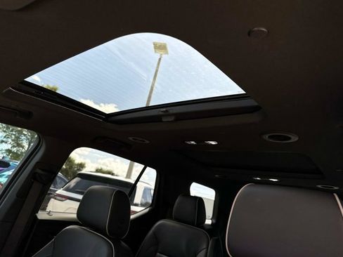 Used 2023 Chevrolet Traverse Premier FWD image 22