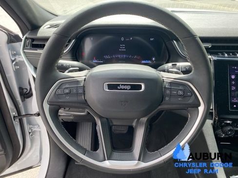 Used 2025 Jeep Grand Cherokee Altitude AWD/4WD image 36