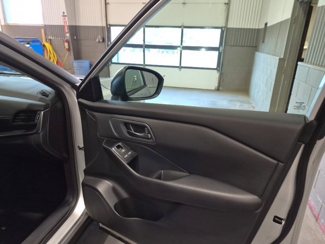 Used 2025 Nissan Rogue S AWD/4WD image 24