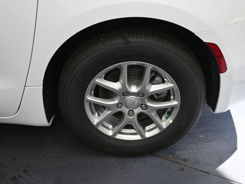New 2027 Chrysler Pacifica Select FWD image 9