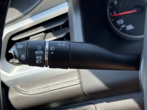 Used 2023 GMC Acadia SLT image 22