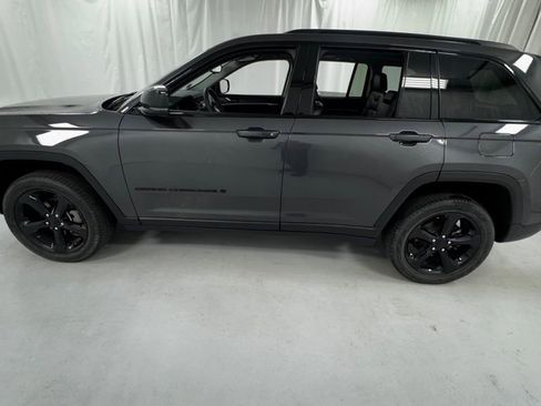 Used 2023 Jeep Grand Cherokee Limited w/ Black Appearance Package AWD/4WD image 6