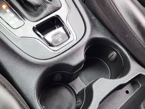 Used 2019 Jeep Cherokee Latitude Plus image 27