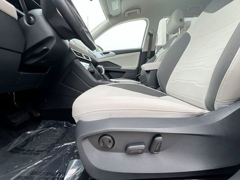 Used 2025 Volkswagen Taos SE image 12