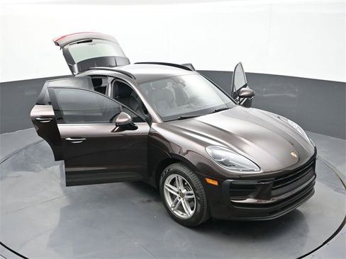 Certified 2022 Porsche Macan image 33