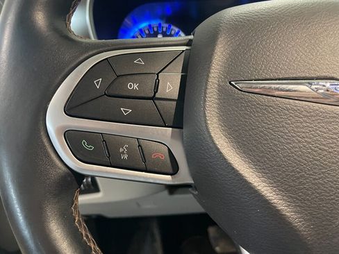 Used 2017 Chrysler Pacifica Touring-L w/ Tire & Wheel Group FWD image 11