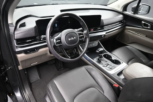 Used 2025 Kia Carnival FWD image 13
