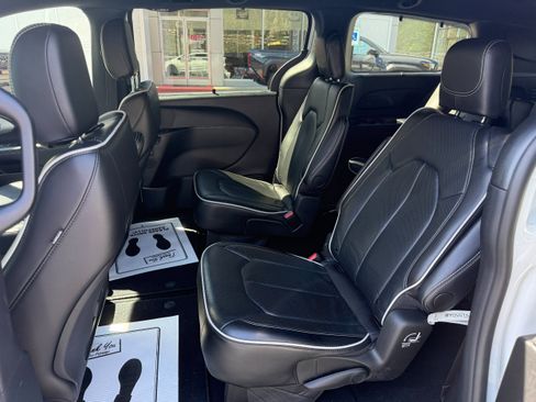 Used 2025 Chrysler Pacifica Limited FWD image 10