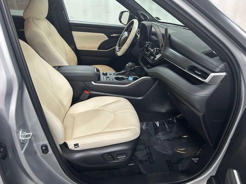 Used 2025 Toyota Highlander XSE AWD/4WD image 13