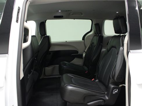 Used 2024 Chrysler Pacifica Touring-L FWD image 13