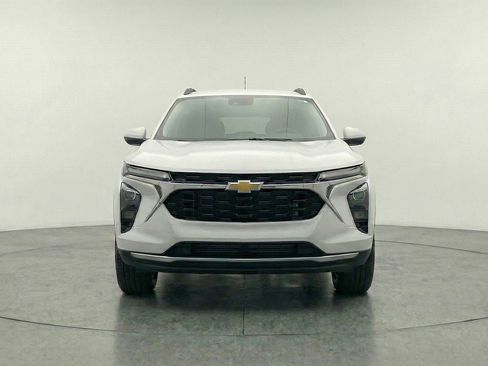 Used 2025 Chevrolet Trax LT w/ LT Convenience Package image 2