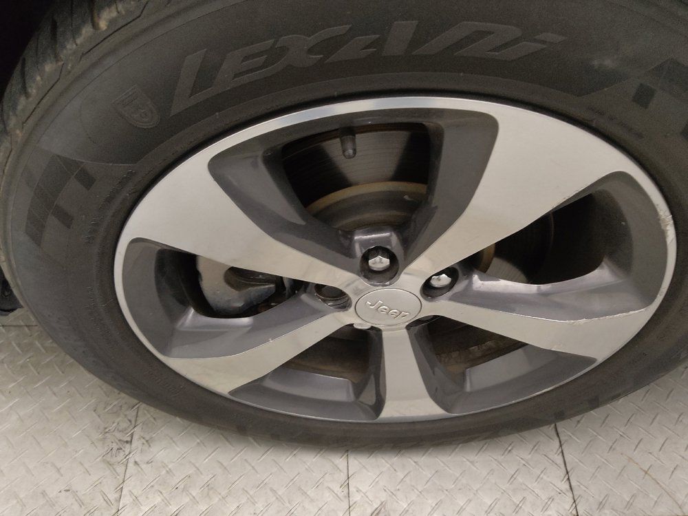 Used 2019 Jeep Cherokee Limited w/ Technology Group FWD image 31
