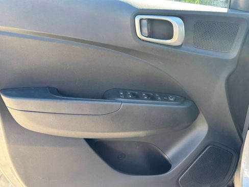 Used 2025 Hyundai Venue SEL FWD image 18