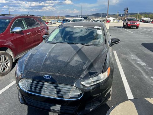 Used 2016 Ford Fusion SE image 2