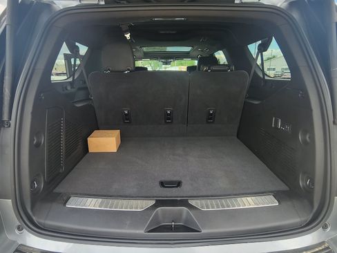 Used 2025 Chevrolet Suburban Premier AWD/4WD image 25