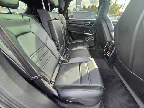 Used 2021 Porsche Cayenne Turbo S image 22