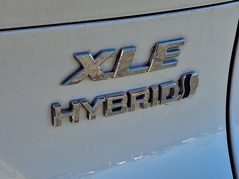 Certified 2022 Toyota Venza XLE image 31