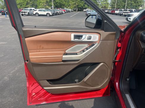 Used 2021 Ford Explorer King Ranch w/ Premium Technology Package AWD/4WD image 12