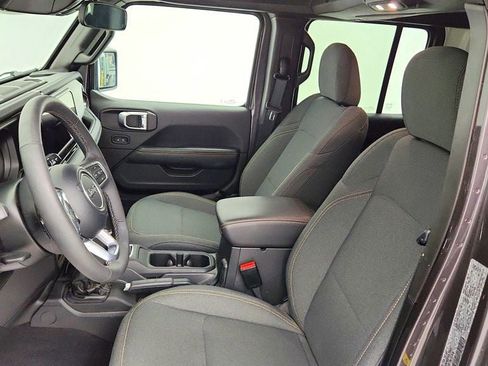 Used 2025 Jeep Wrangler Unlimited Sahara AWD/4WD image 19