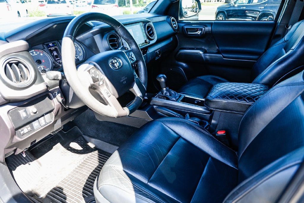 Used 2022 Toyota Tacoma TRD Sport w/ TRD Premium Sport Package AWD/4WD image 8