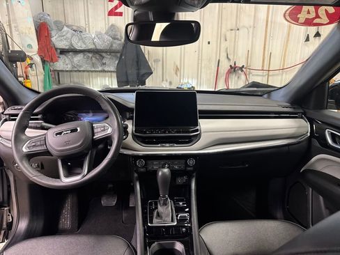 Used 2024 Jeep Compass Limited image 17