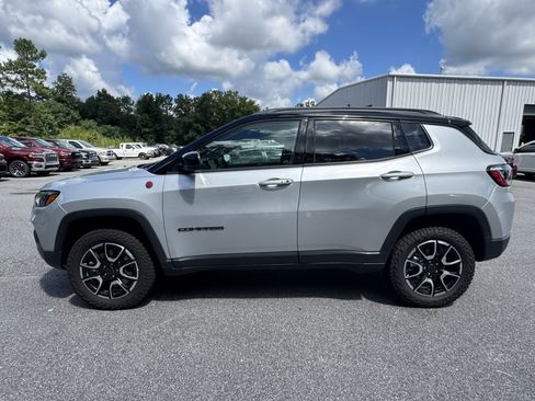 Used 2025 Jeep Compass Trailhawk AWD/4WD image 8