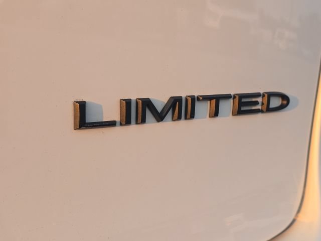 Used 2025 Chrysler Pacifica Limited FWD image 9