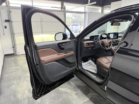 Used 2025 Lincoln Aviator Reserve w/ Jet Appearance Package AWD/4WD image 8