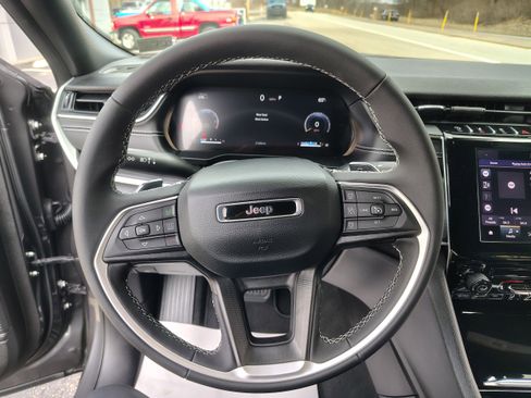 Certified 2025 Jeep Grand Cherokee L Laredo image 36