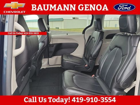Used 2023 Chrysler Pacifica Touring-L image 18
