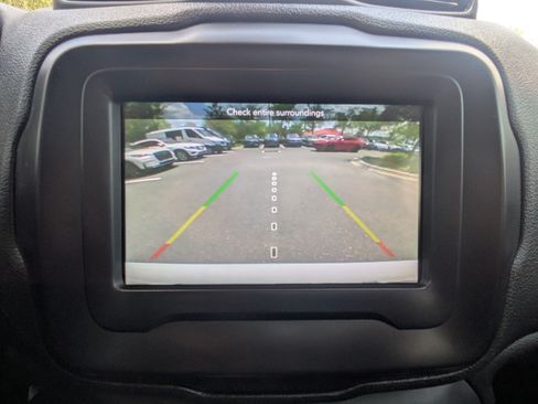 Used 2018 Jeep Renegade Latitude FWD image 18