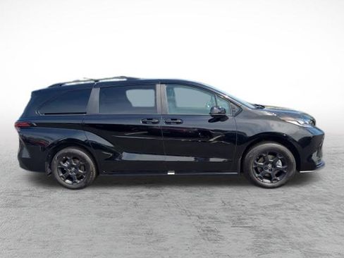 Certified 2025 Toyota Sienna XLE Woodland Edition AWD/4WD image 4