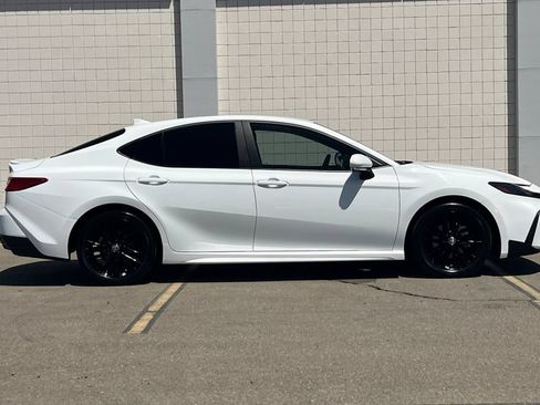 Used 2025 Toyota Camry SE FWD image 3