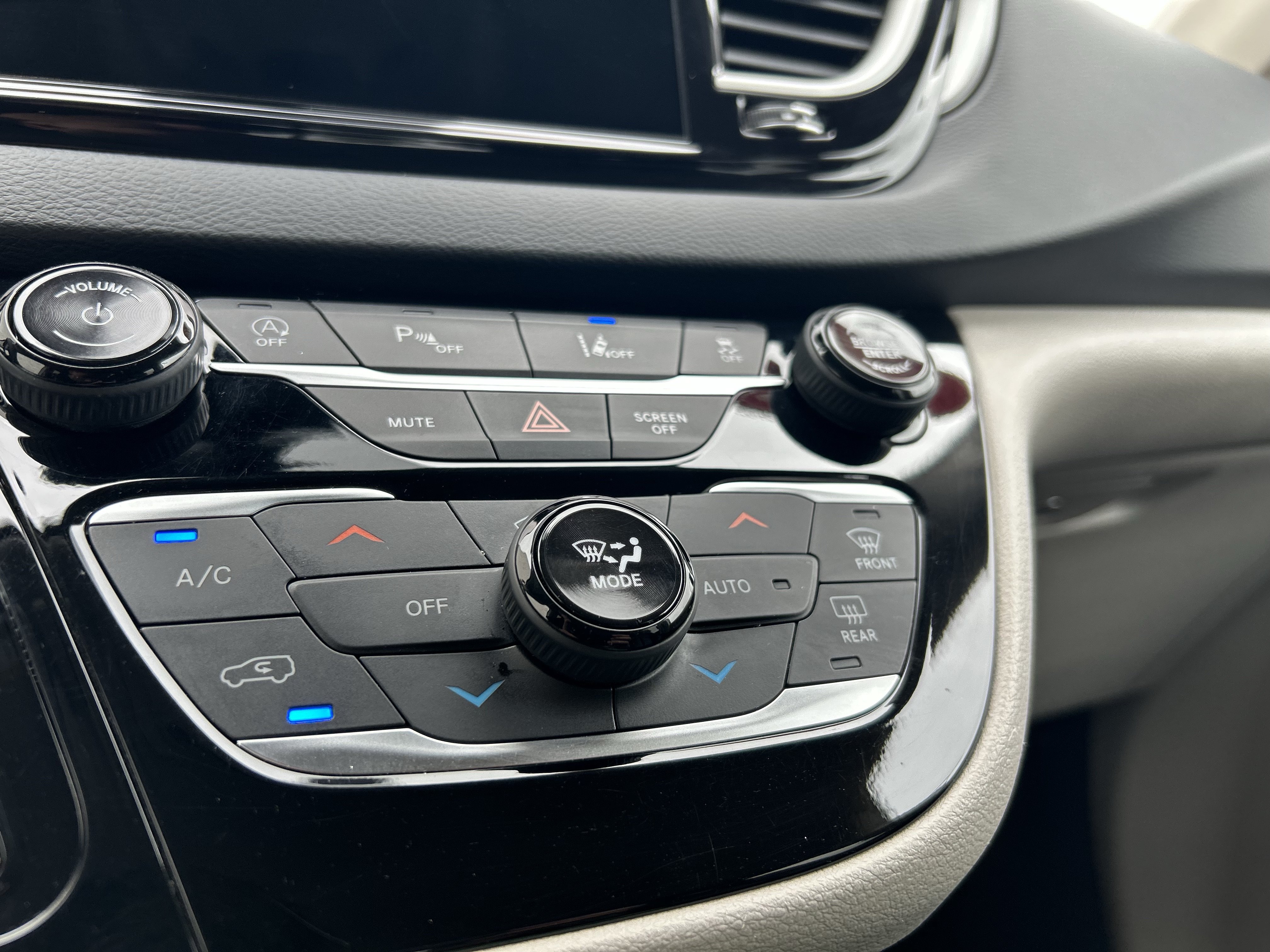 Used 2023 Chrysler Pacifica Touring-L FWD image 22